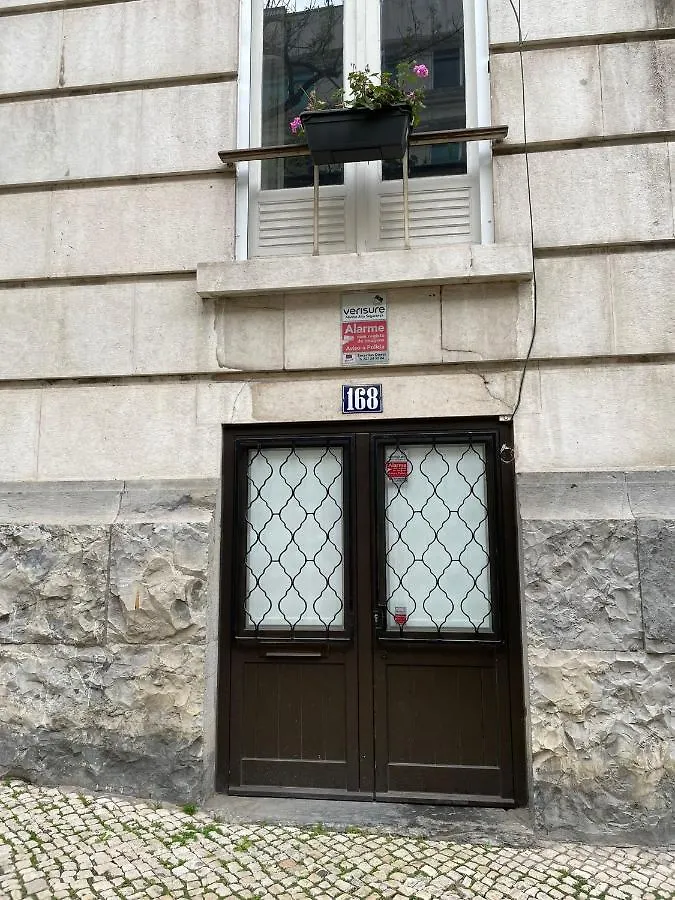 Bordeaux M1 R3 - Nice & Comfortable Double Room With Private Patio & Shared Bathroom Lisboa بيت ضيافة