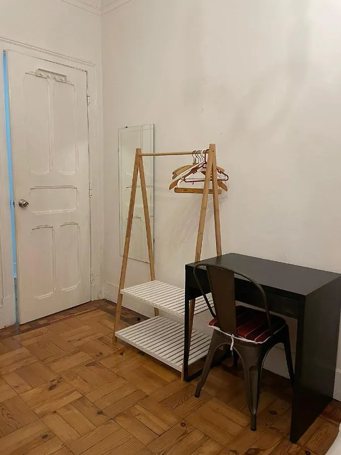 Bordeaux M1 R3 - Nice & Comfortable Double Room With Private Patio & Shared Bathroom Lisboa البرتغال