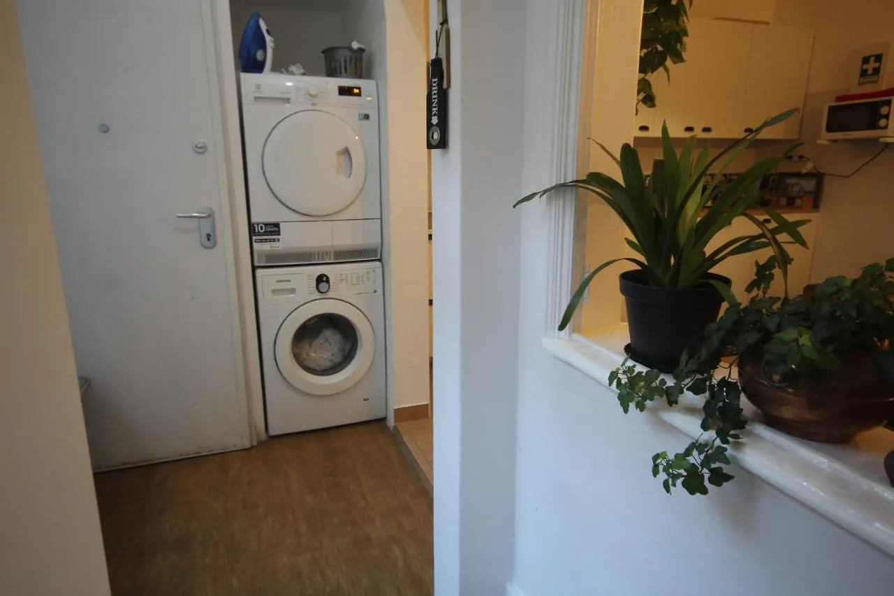 Pensionat Bordeaux M1 R3 - Nice & Comfortable Double Room With Private Patio & Shared Bathroom Lisboa