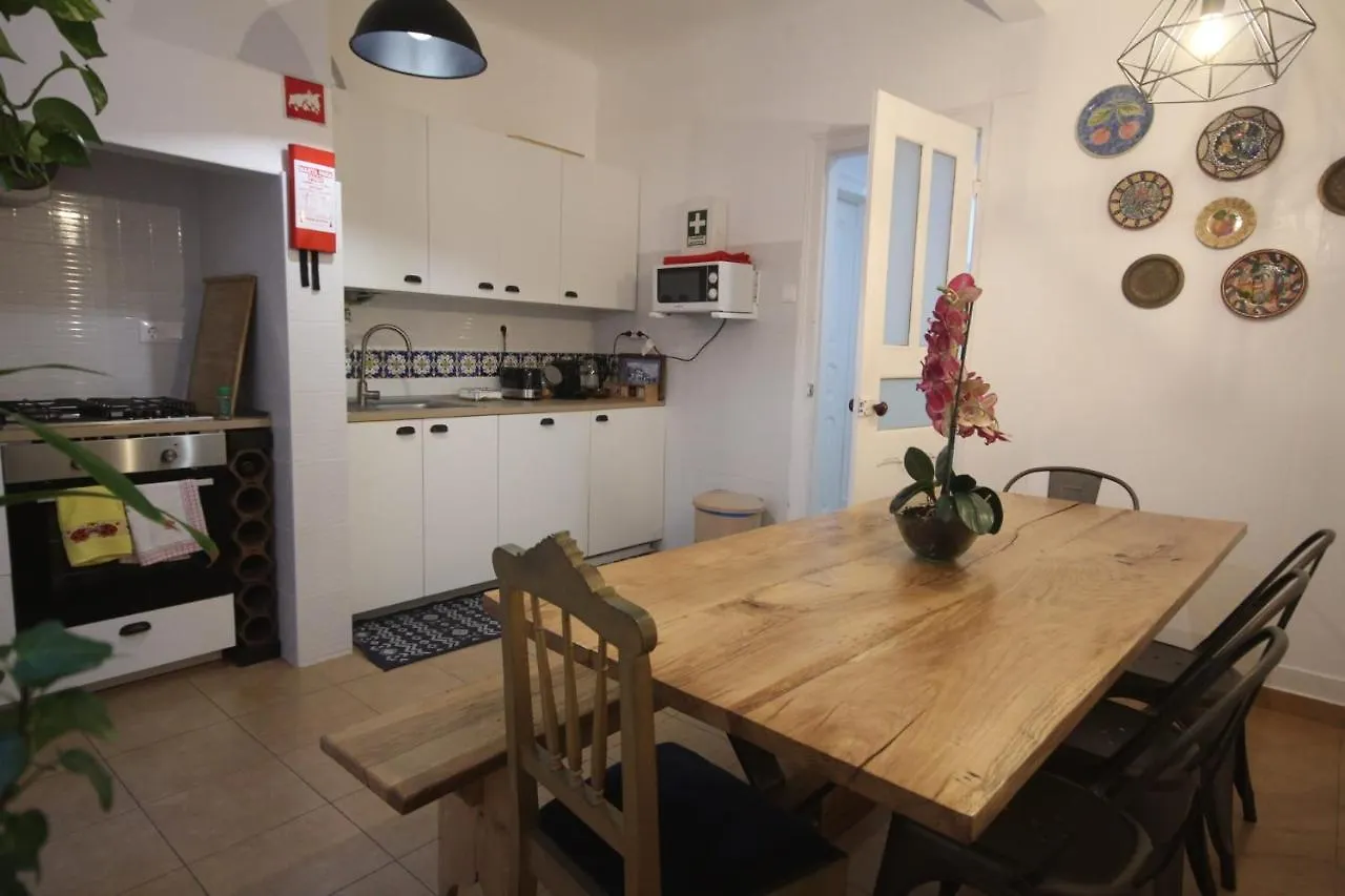 Pensionat Bordeaux M1 R3 - Nice & Comfortable Double Room With Private Patio & Shared Bathroom Lisboa Portugal