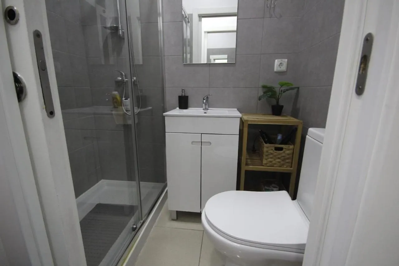 Pensionat Bordeaux M1 R3 - Nice & Comfortable Double Room With Private Patio & Shared Bathroom Lisboa Portugal